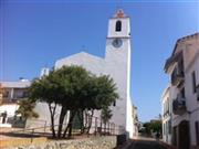 カレーリャ・デ・パラフリュージェル教会。抜けるような青空が広がっています！＝２０１５年７月８日、スペイン・カタルーニャ自治州（クレモンティーヌさん提供）