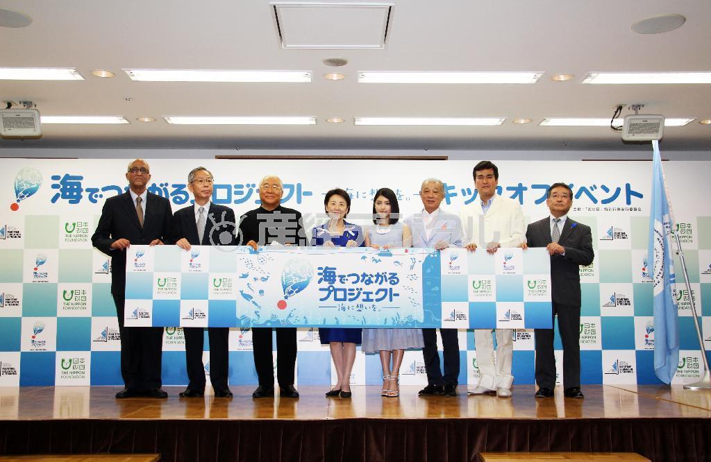 「海でつながるプロジェクト」のキックオフイベントに出席した山谷（やまたに）えり子海洋政策担当相（左から４人目）、川島海荷（うみか）さん（５人目）、笹川陽平日本財団会長（６人目）、石原良純さん（７人目）ら＝２０１５年７月２日、東京都港区（日本財団提供）