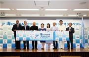 「海でつながるプロジェクト」のキックオフイベントに出席した山谷（やまたに）えり子海洋政策担当相（左から４人目）、川島海荷（うみか）さん（５人目）、笹川陽平日本財団会長（６人目）、石原良純さん（７人目）ら＝２０１５年７月２日、東京都港区（日本財団提供）