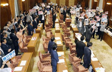 野党議員が抗議する中、自民、公明両党の賛成で安全保障関連法案を可決した衆院平和安全法制特別委＝１５日午後０時２４分