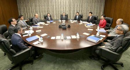 日銀本店で開かれた金融政策決定会合＝１５日午前（代表撮影）