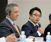 米イントレピッド主導のスカイマーク再建計画への参加を表明する米デルタ航空・森本大日本支社長（右）とイントレピッドのフランクリン・プレイ最高経営責任者＝１５日午後、東京都中央区