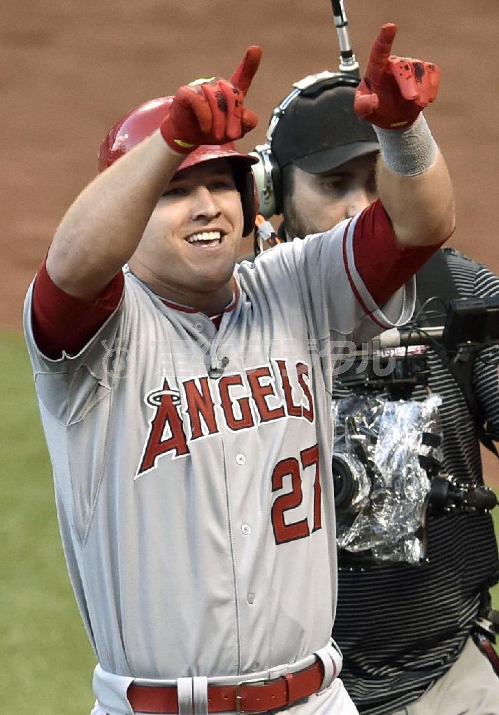 オールスター戦の一回、先頭打者本塁打を放ち、スタンドを指さして喜ぶエンゼルスのマイク・トラウト＝２０１５年７月１４日、米オハイオ州シンシナティ（共同）