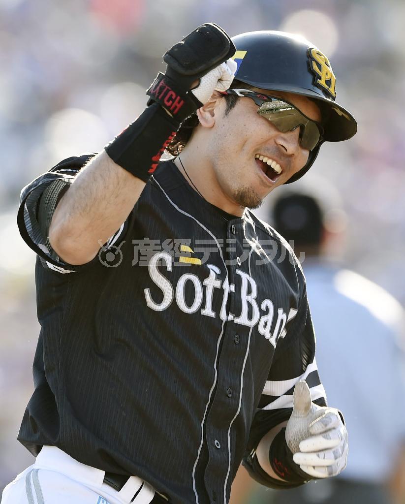 七回、勝ち越し３ランを放ち、ガッツポーズで塁を回るソフトバンク・松田宣浩（のぶひろ）＝２０１５年７月１５日、北海道帯広市（共同）