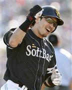 七回、勝ち越し３ランを放ち、ガッツポーズで塁を回るソフトバンク・松田宣浩（のぶひろ）＝２０１５年７月１５日、北海道帯広市（共同）