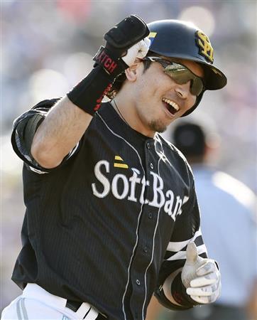 七回、勝ち越し３ランを放ち、ガッツポーズで塁を回るソフトバンク・松田宣浩（のぶひろ）＝２０１５年７月１５日、北海道帯広市（共同）