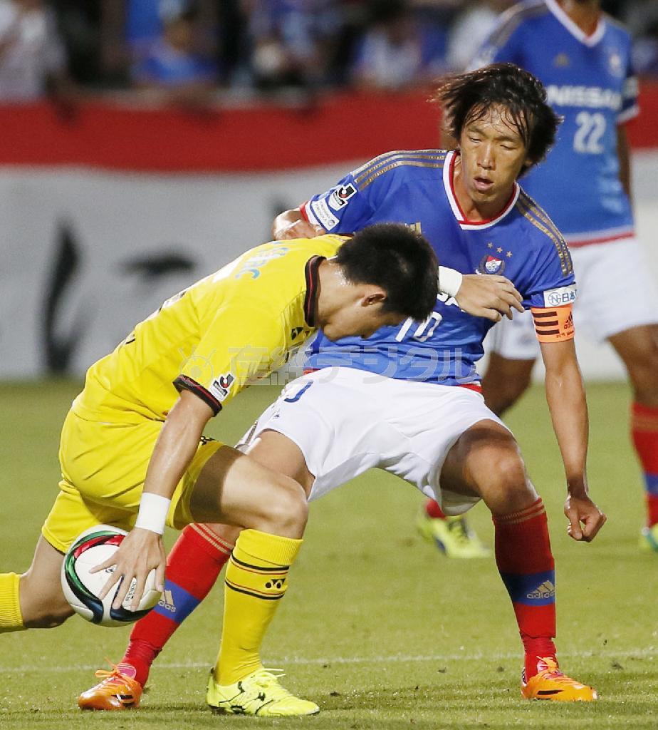 前半、柏・武富孝介（左）と競り合う横浜Ｍ・中村俊輔＝２０１５年７月１５日、神奈川県横浜市神奈川区のニッパツ球技場（共同）
