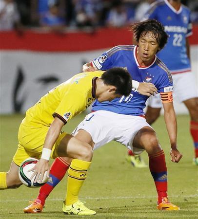 前半、柏・武富孝介（左）と競り合う横浜Ｍ・中村俊輔＝２０１５年７月１５日、神奈川県横浜市神奈川区のニッパツ球技場（共同）