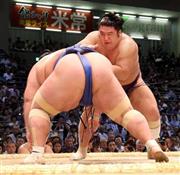栃煌山（とちおうざん、奥）がはたき込みで琴奨菊を破る＝２０１５年７月１５日、愛知県名古屋市中区の愛知県体育館（山田喜貴撮影）