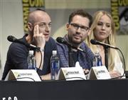 米映画監督、ブライアン・シンガー氏（中央）＝２０１５年７月１１日、米カリフォルニア州サンディエゴ（ＡＰ）