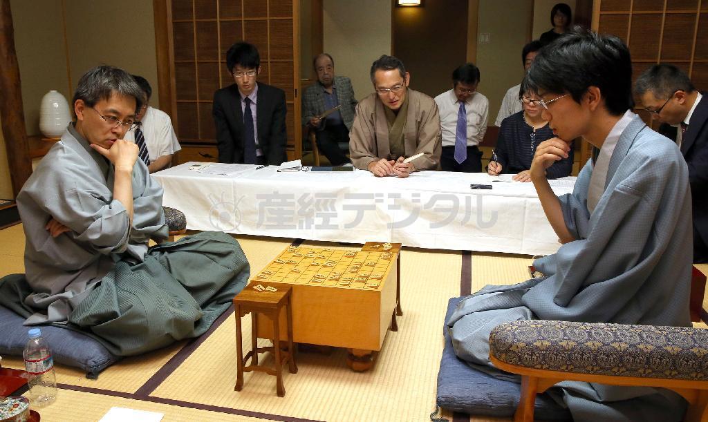 第８６期棋聖戦。第４局を勝ちタイトルを防衛した羽生善治（はぶ・よしはる）棋聖（左）。豊島（とよしま）将之七段と感想戦に臨んだ＝２０１５年７月１５日午後、新潟県新潟市西蒲区の高島屋（小野淳一撮影）