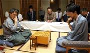 第８６期棋聖戦。第４局を勝ちタイトルを防衛した羽生善治（はぶ・よしはる）棋聖（左）。豊島（とよしま）将之七段と感想戦に臨んだ＝２０１５年７月１５日午後、新潟県新潟市西蒲区の高島屋（小野淳一撮影）