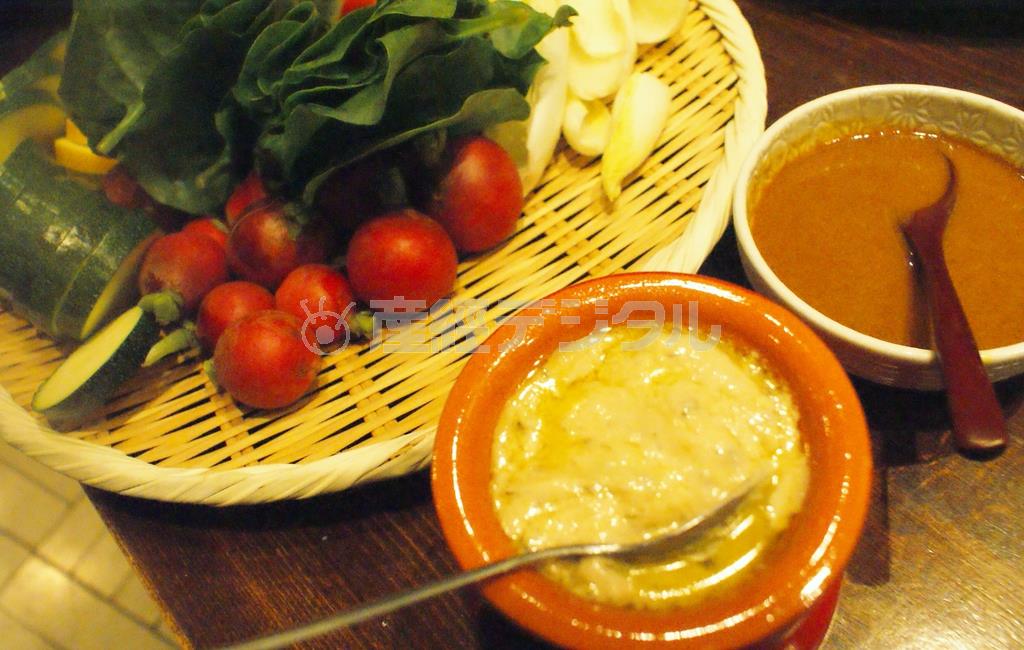 新鮮な野菜を塩辛と白味噌のソース（手前）、納豆ドレッシングでいただくバーニャカウダー＝２０１５年７月１日（塩塚夢撮影）