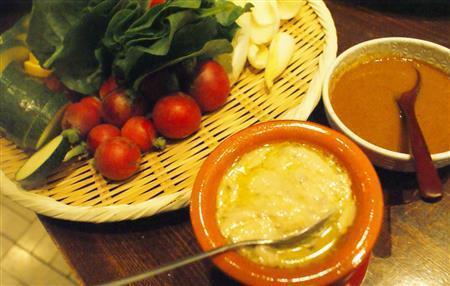 新鮮な野菜を塩辛と白味噌のソース（手前）、納豆ドレッシングでいただくバーニャカウダー＝２０１５年７月１日（塩塚夢撮影）