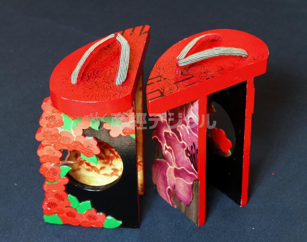 「花魁（おいらん）」（展示用非売品）。花魁が履いていたものではなく、花魁をイメージした。大門と呼ばれていた遊郭の正門を正面に大きな牡丹をあしらい、裏には丸い窓（張見世）から中の金魚（花魁）を覗くことができる＝２０１５年６月１７日（田中幸美撮影）