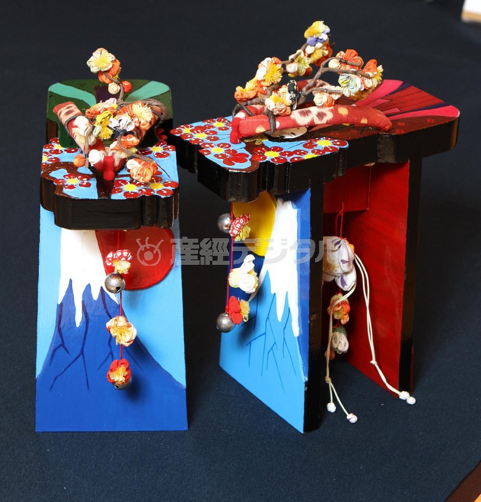 「ひなまつり」（展示用非売品）。下駄の歯の正面に富士山、天面にお内裏さまとおひなさま、歯の中央にはつるしびな風のオブジェと、静岡をイメージする物を沢山盛り込んだ＝２０１５年６月１７日（田中幸美撮影）
