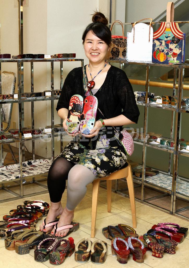 下駄アーティストの鈴木千恵さん。実際に見たことのあるものをモチーフに作品作りをするという＝２０１５年７月９日、東京都渋谷区の新宿高島屋（田中幸美撮影）