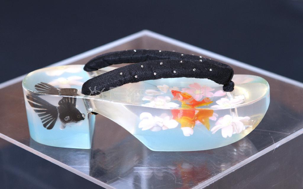 「シンデレラ」（展示用非売品）。アクリルの中に金魚と桜が埋め込まれ、清流の中を金魚が涼しげに泳いでいるよう。シンデレラの下駄なので、あえて片方しか作っていない＝２０１５年６月１７日（田中幸美撮影）