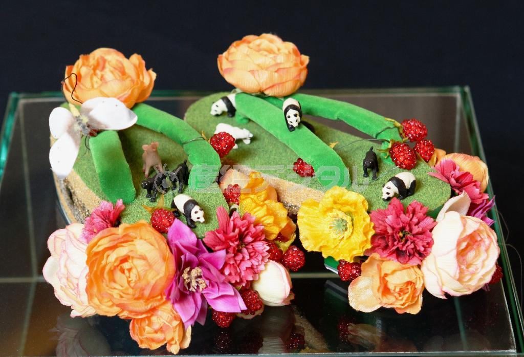 「ちきゅう」（展示用非売品）。下駄の側面には地層と蟻、かかとには花、天面の芝生にはパンダやクマなどさまざまな生き物。展示のたびに生き物たちの位置が変わる＝２０１５年６月１７日（田中幸美撮影）