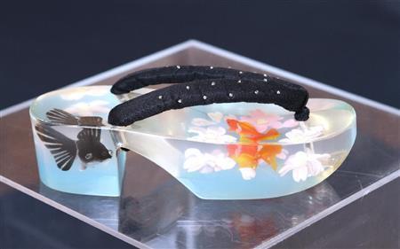 「シンデレラ」（展示用非売品）。アクリルの中に金魚と桜が埋め込まれ、清流の中を金魚が涼しげに泳いでいるよう。シンデレラの下駄なので、あえて片方しか作っていない＝２０１５年６月１７日（田中幸美撮影）