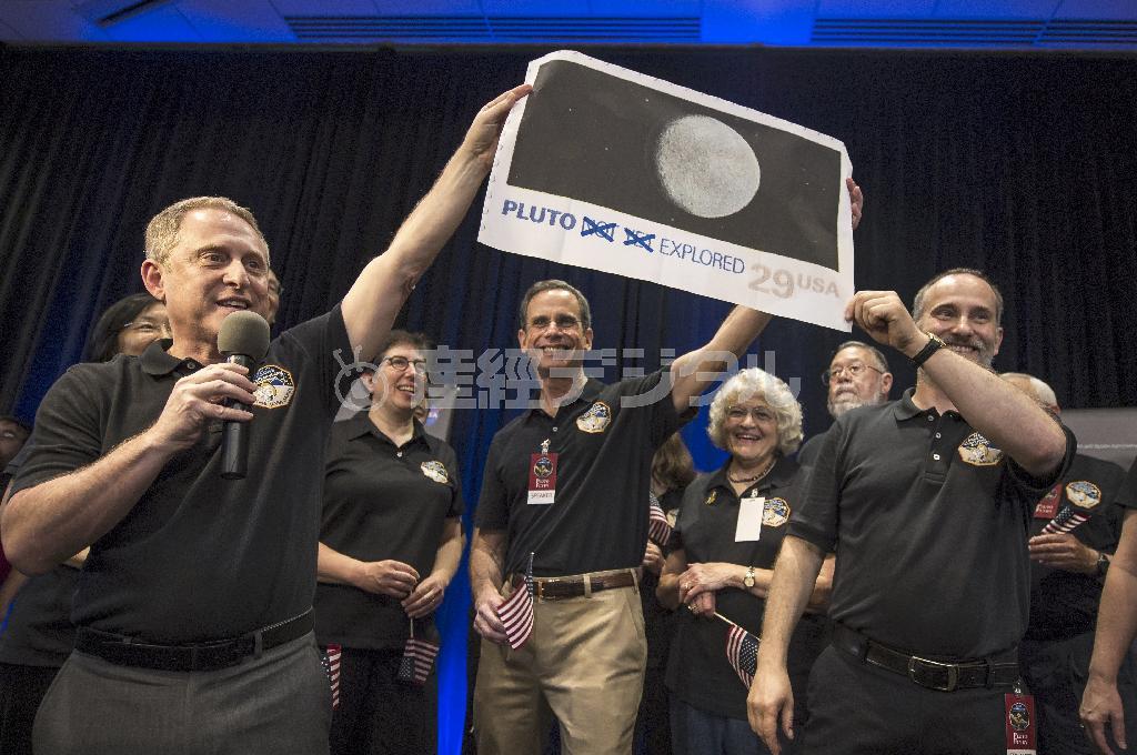米無人探査機「ニューホライズンズ」の管制室があるジョンズ・ホプキンス大応用物理学研究所で、冥王星に最接近したことを伝える“号外”を持ち喜ぶＮＡＳＡ（米航空宇宙局）のメンバー＝２０１５年７月１４日、米メリーランド州（ＮＡＳＡ提供、ＡＰ）