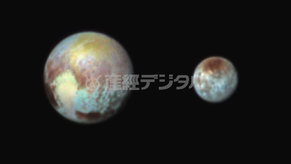 最接近の１日前に撮影された冥王星（左）と衛星のカロン（ＮＡＳＡ提供・ＡＰ）