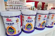 売り場に並ぶ福建省福州市の大手メーカーの乳幼児用粉ミルク製品。中国では粉ミルクメーカーの合併・再編が急ピッチで進んでいる（中国新聞社）