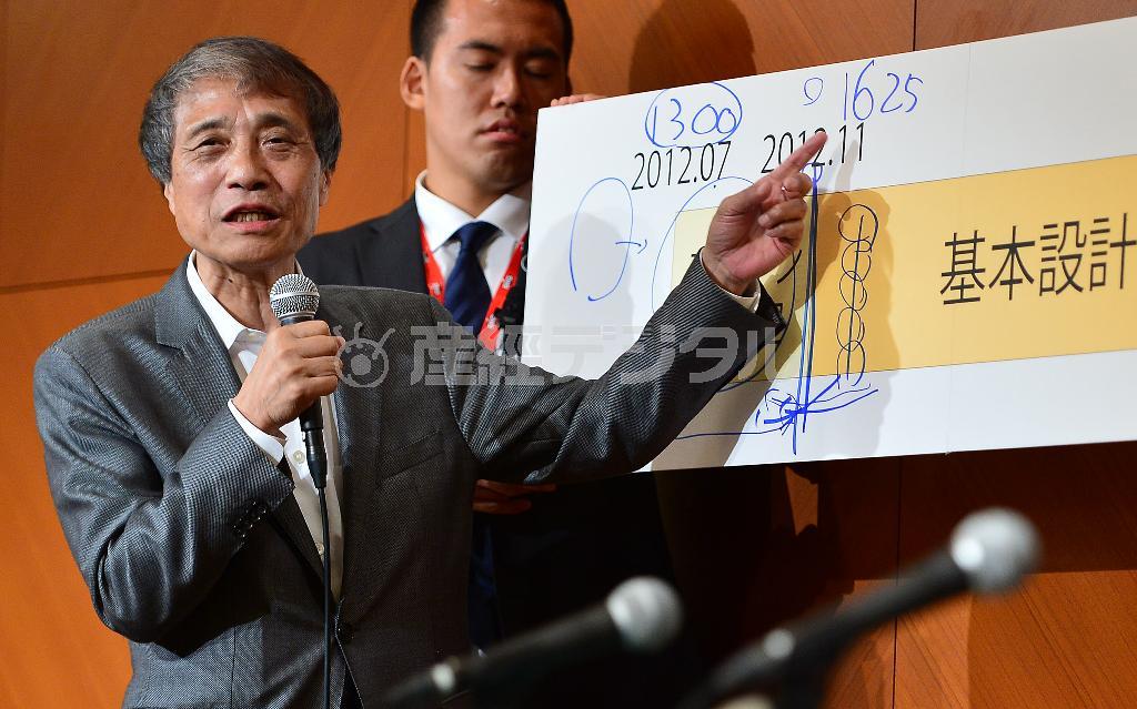新国立競技場の建設計画について記者会見する安藤忠雄氏（左）＝２０１５年７月１６日午前、東京都千代田区のホテル（大西正純撮影）