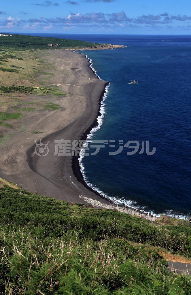 １９４５年２月１９日に硫黄島攻略のため米海兵隊が上陸した南海岸。摺鉢山（すりばちやま）は日本軍が地下壕を掘り要塞化した。それぞれの場所で激しい戦いが繰り広げられた＝２０１５年６月１５日、東京都小笠原村（早坂洋祐撮影）