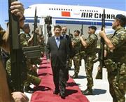 昨年７月１３日、ギリシャを訪問した中国の習近平国家主席。この３週間前には李克強首相もギリシャを訪れ、貿易・投資協定を締結して両国関係を強化した＝２０１４年、ギリシャ・ロードス島（新華社＝共同）