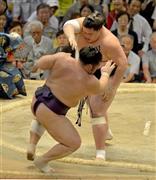 栃煌山（とちおうざん、手前）をすくい投げで破った照ノ富士＝２０１５年７月１６日、愛知県名古屋市中区の愛知県体育館（榎本雅弘撮影）