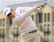 第１ラウンド、３番でティーショットを放つ松山英樹＝２０１５年７月１６日、英国・セントアンドルーズ（共同）