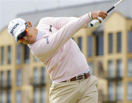 第１ラウンド、３番でティーショットを放つ松山英樹＝２０１５年７月１６日、英国・セントアンドルーズ（共同）