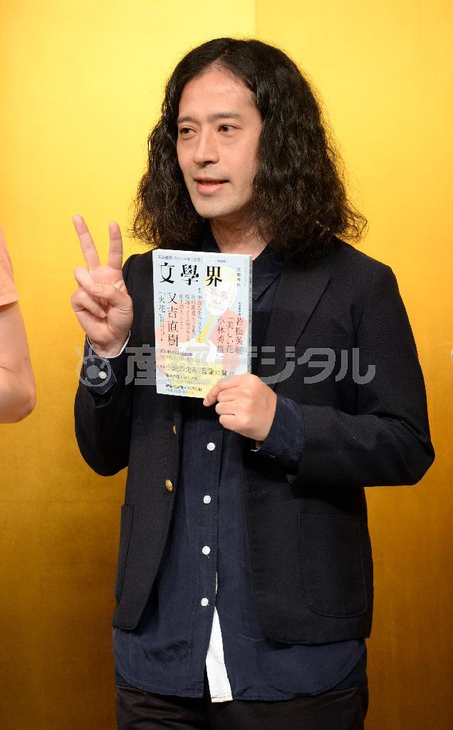 芥川賞の受賞が決まり記念撮影に応じる又吉直樹さん＝２０１５年７月１６日午後、東京都千代田区の帝国ホテル（鴨川一也撮影）