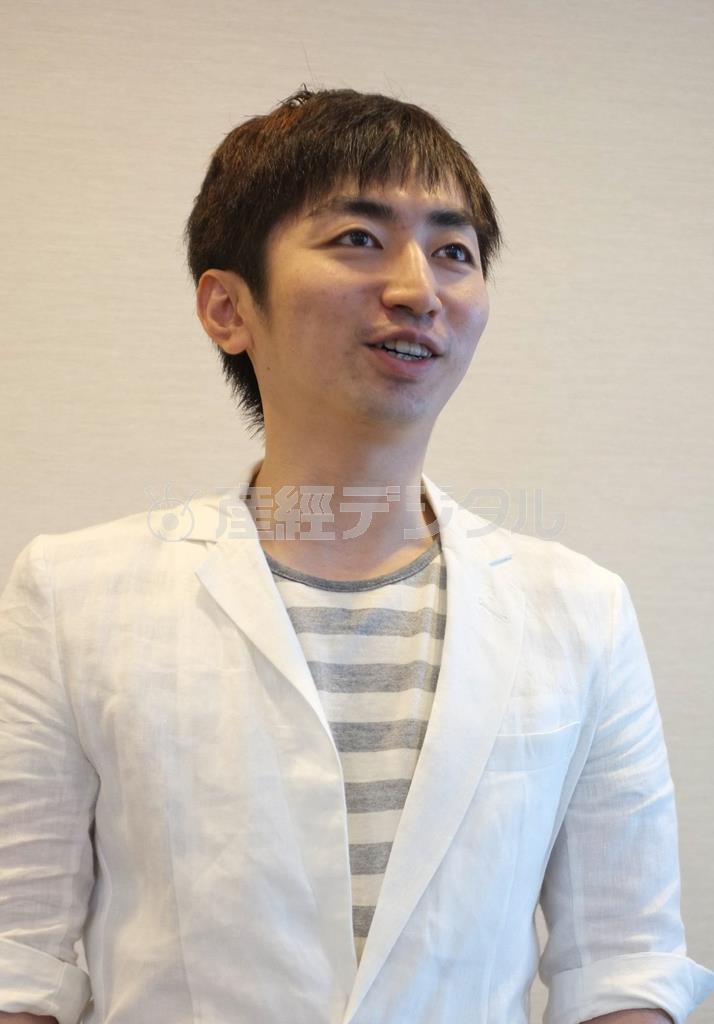 又吉直樹さんとともに芥川賞を受賞した羽田（はだ）圭介さん＝２０１５年７月１０日、東京都千代田区（磨井慎吾撮影）