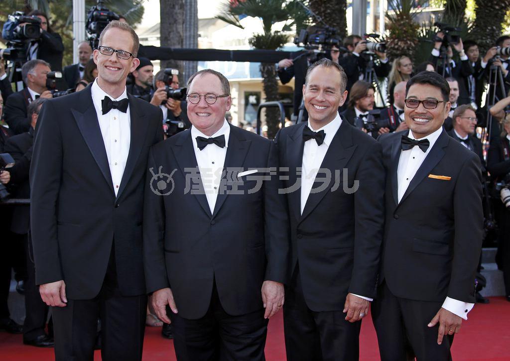 フランス・カンヌ国際映画祭のレッドカーペットで撮影に応じる（左から）ピート・ドクター監督、製作総指揮のジョン・ラセター、製作のジョン・リベラ、ロニー・デル・カルメン共同監督＝２０１５年５月１８日、フランス・カンヌ（ロイター）