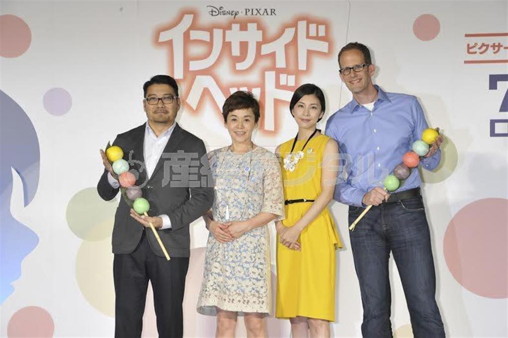 来日会見に登場した左からロニー・デル・カルメン監督、大竹しのぶ、竹内結子、ピート・ドクター監督。大竹はカナシミ役、竹内はヨロコビ役の日本語版吹き替えを担当する＝２０１５年６月２５日、東京都港区（ディズニー提供）