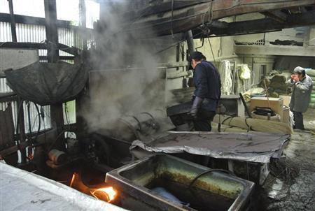 いぐさは糸と同じように高温で蒸して染め上げる＝２０１５年６月１１日、福岡県大川市（北林功さん提供）