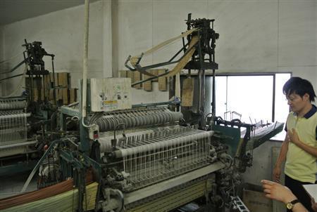 ジャカード織機でいぐさを織っていく＝２０１５年６月１１日、福岡県大川市（北林功さん提供）