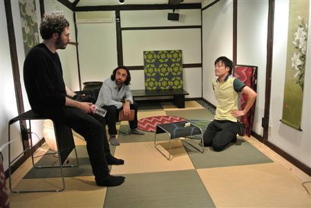 商品サンプルを見ながら、フランス人デザイナーと今後の方向性を模索する添島彰さん（右）＝２０１５年６月１１日、福岡県大川市（北林功さん提供）