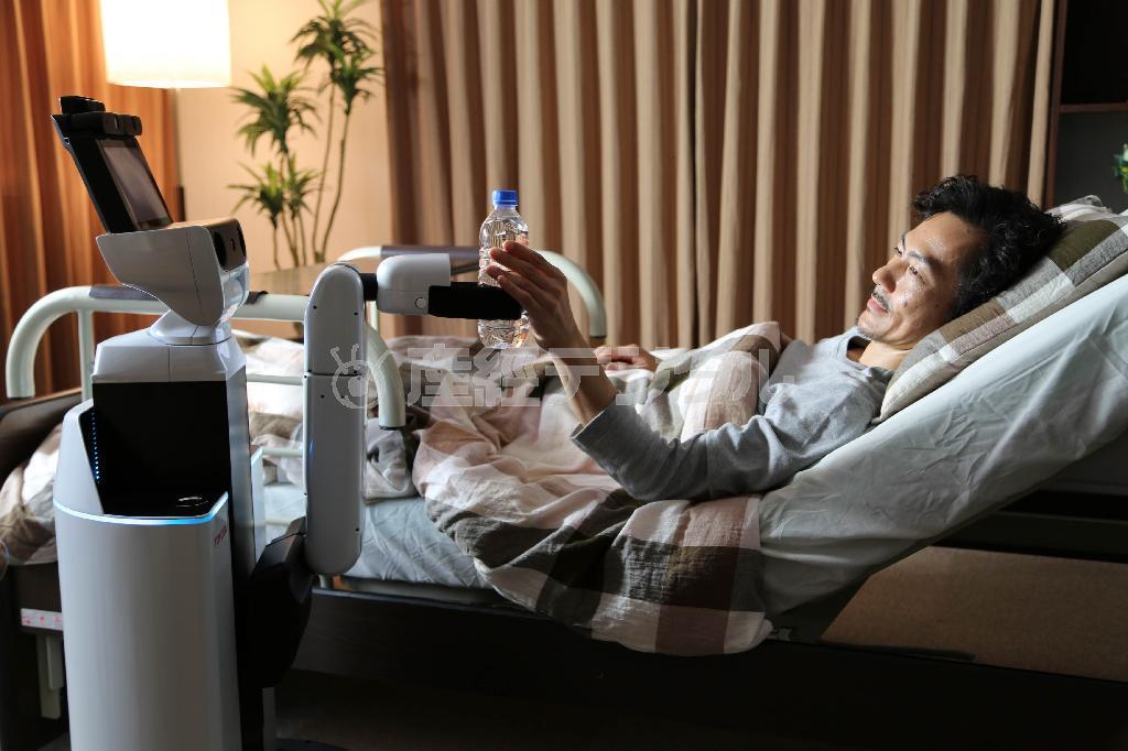 トヨタ自動車が開発する生活支援ロボット。飲料などを取ってくることができる（提供写真）