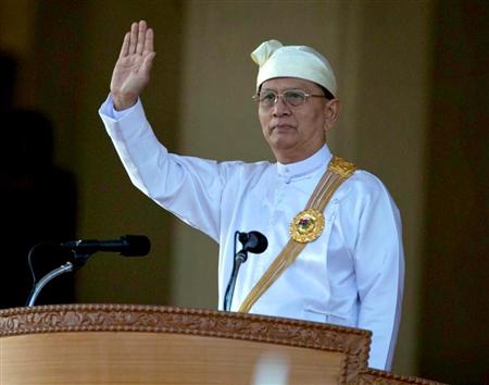 ミャンマーの６７回目の独立記念式典で手を振るテイン・セイン大統領。大統領府も同大統領が健康上の理由で、再選を目指さないとした一部報道を否定。出馬の可能性を示唆した＝今年１月、ネピドー（ＡＰ）