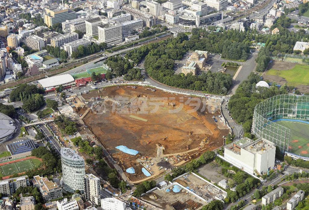 ２０２０年東京五輪・パラリンピックのメーンスタジアムとなる新国立競技場の建設予定地＝２０１５年７月１７日、東京都新宿区（共同通信社ヘリから撮影）