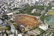 ２０２０年東京五輪・パラリンピックのメーンスタジアムとなる新国立競技場の建設予定地＝２０１５年７月１７日、東京都新宿区（共同通信社ヘリから撮影）