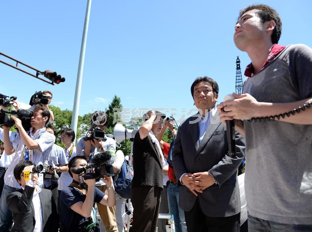 衆院平和安全法制特別委員会での安全保障関連法案が可決された後、国会周辺で行われる抗議活動。民主党の枝野幸男（ゆきお）幹事長（右から２人目）も登場した＝２０１５年７月１５日午後、東京都千代田区（鴨川一也撮影）