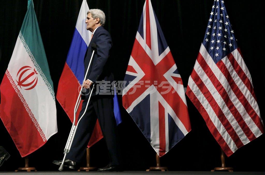 イラン核開発問題の合意を受けた記念撮影の舞台から立ち去る米国のジョン・ケリー国務長官＝２０１５年７月１４日、オーストリア・首都ウィーン（ロイター）