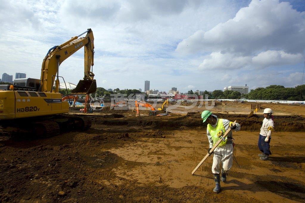 まだほとんど更地の状態である新国立競技場の建設予定現場。東京五輪開催決定から１年１０カ月あまりの時間的ロスは大きく、完成が五輪に間に合うかどうかは、ギリギリの時間との戦いになる＝２０１５年７月１７日、東京都新宿区（ロイター）