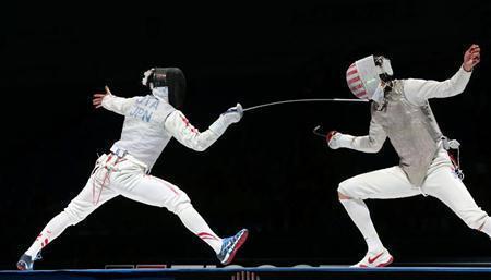 男子フルーレ個人決勝でアレクサンダー・マシアラス（右）と対戦しポイントを挙げる太田雄貴＝２０１５年７月１６日、ロシア・首都モスクワ（ＡＰ）