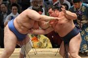 鶴竜（かくりゅう、右）が寄り切りで碧山（あおいやま）を下す＝２０１５年７月１７日、愛知県名古屋市中区の愛知県体育館（山田喜貴撮影）