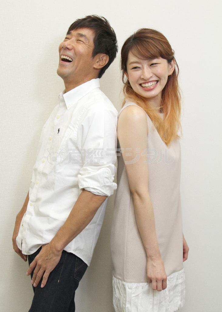 「ホントにキュート、このままで完璧」と岸谷（きしたに）五朗さん（左）に褒められ、照れ笑いの島袋寛子さん＝２０１５年７月９日、東京都新宿区（荻窪佳撮影）